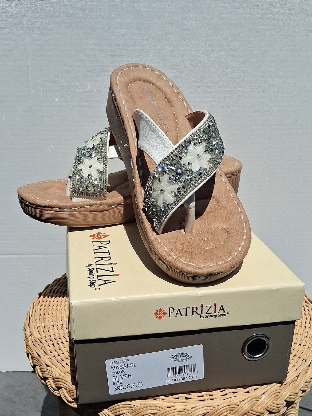 NWT Spring Step Patrizia White Floral Jeweled Thong Sandals Size 8.5